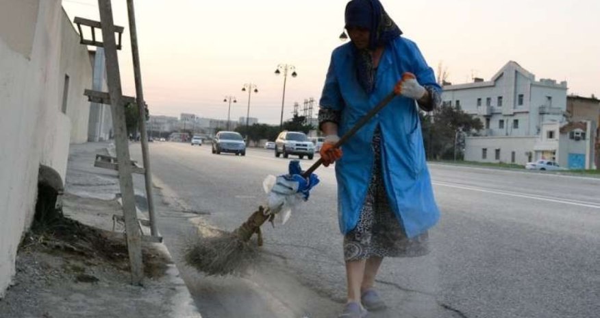 Bakıda süpürgəçini maşın vurub