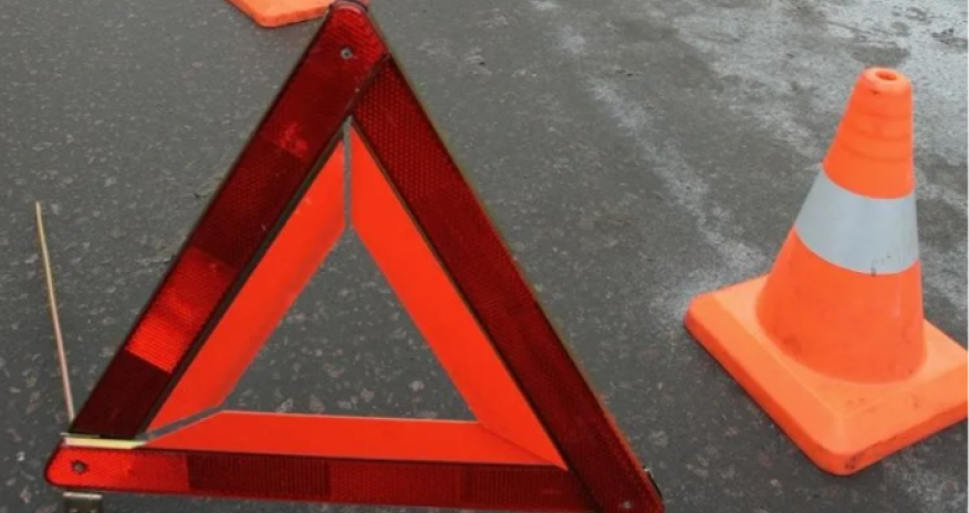 Bərdədə minik və yük avtomobilləri toqquşub, ölən var