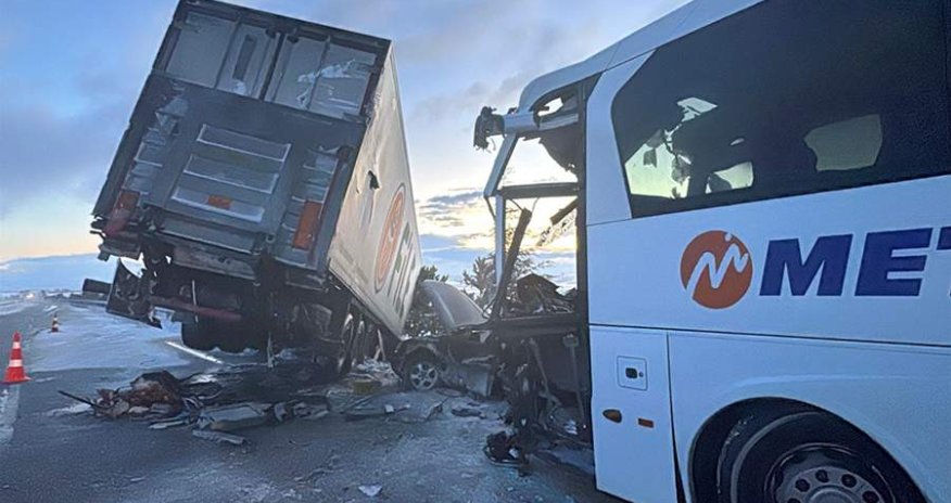 В Турции при столкновении автобуса с грузовиком пострадали 11 человек