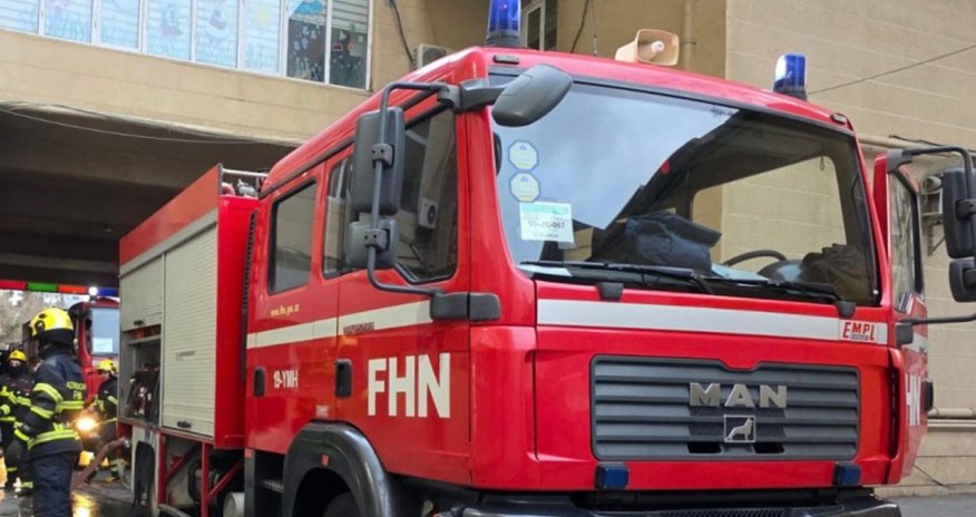 Bakıda çoxmərtəbəli yaşayış binasında yanğın olub - Video