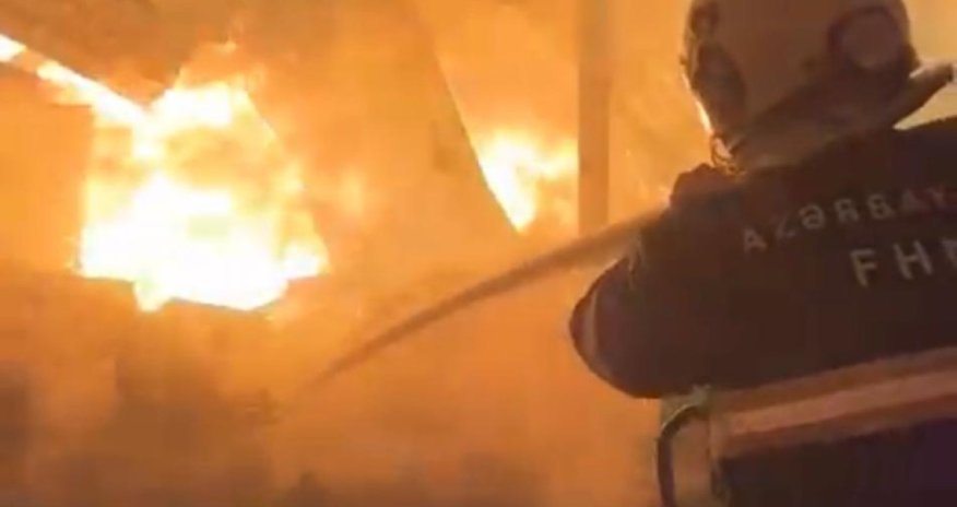 В Баку сильный пожар: горит мебельный цех