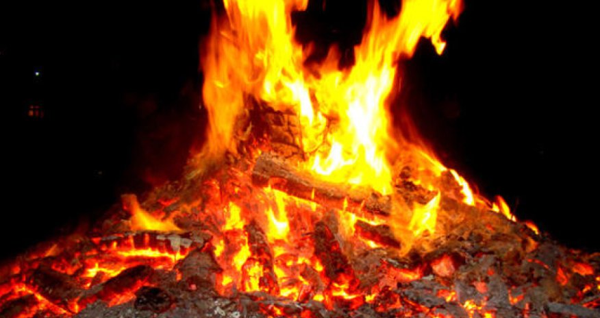 В Азербайджане трое детей получили ожогипри прыжках через костры в преддверии Новруза