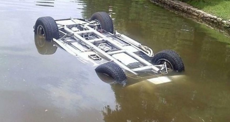 Neftçalada avtomobil kanala aşıb, iki qardaş ölüb