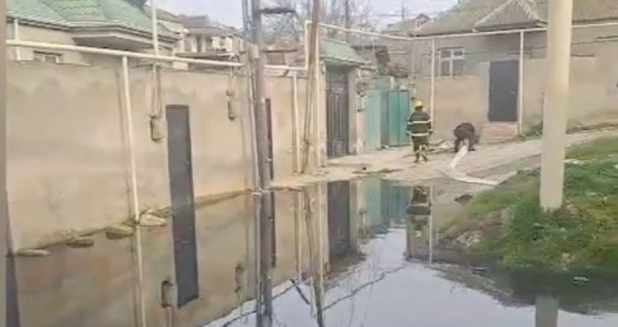 Xətaidə kanalizasiya çöküb, evləri su basıb - Video
