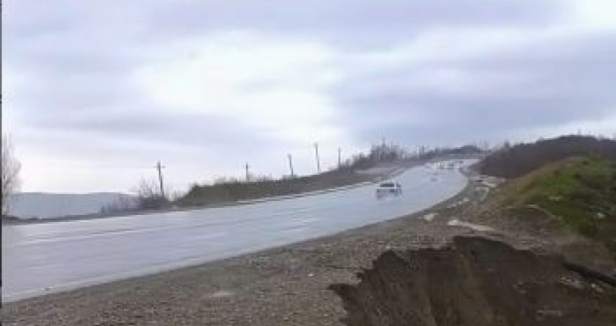 На автодороге Муганлы-Исмаиллы зафиксировано оползневое движение почвы