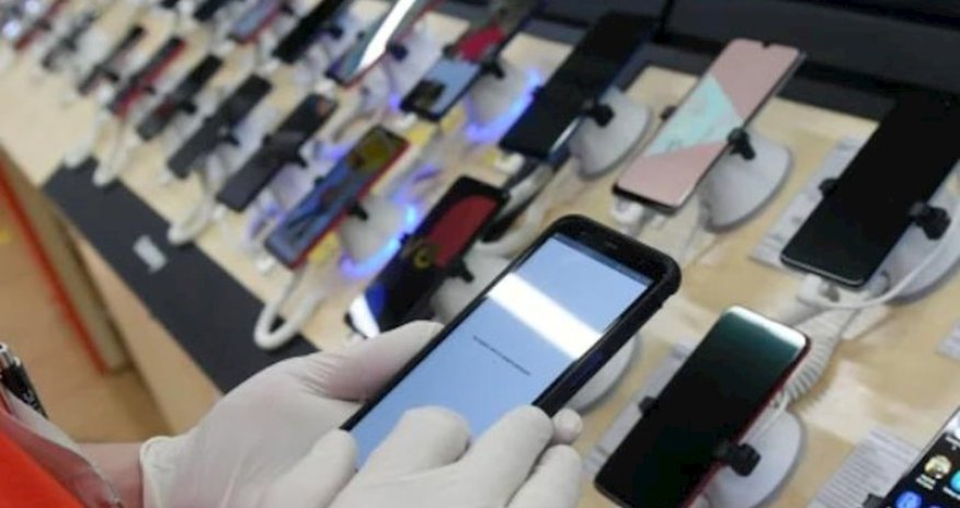 Ölkəyə gətirilən smartfonlar 2 dəfədən çox bahalaşıb