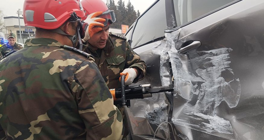 Avtomobildə sıxılı vəziyyətdə qalan sərnişin belə xilas edilib