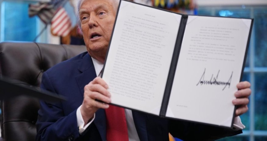 На долларах появится подпись Трампа