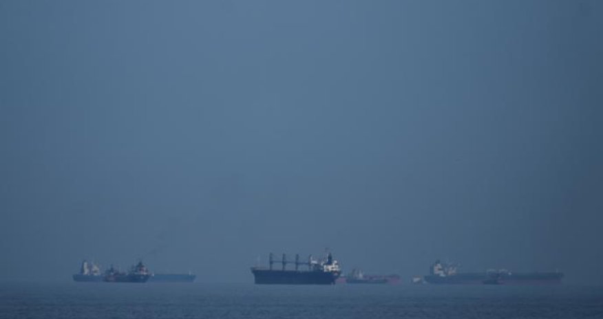 Атакованное в Ормузском проливе грузовое судно село на мель у острова Кешм