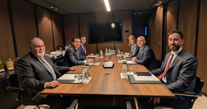 Hikmət Hacıyev Ərdoğanın baş müşaviri ilə regional təhlükəsizliyi müzakirə edib