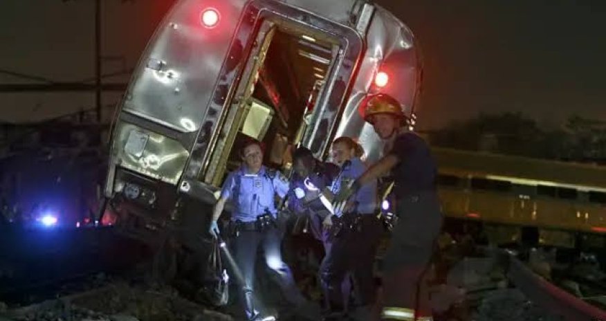 В США при столкновении поезда с грузовиком погибли пять человек