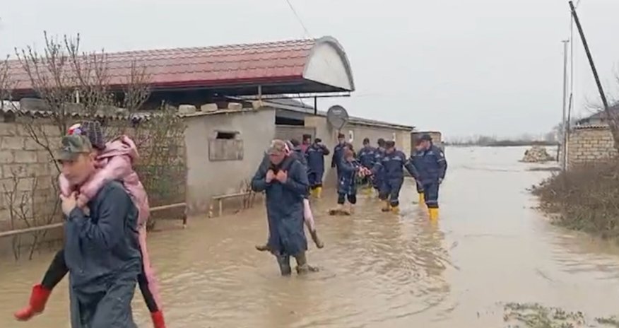 Xaçmazda yaşayış evlərini su basıb,22 nəfər təxliyə edilib - Video