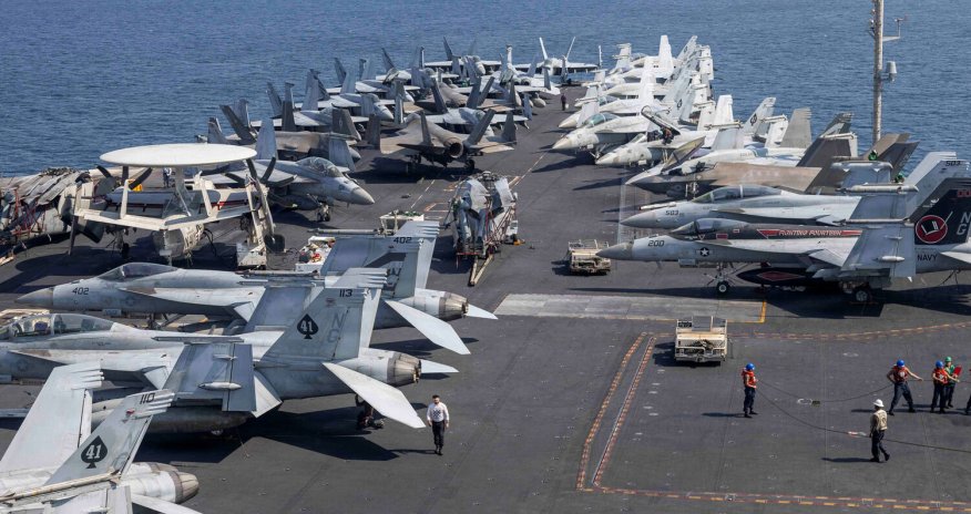 Крупнейший авианосец США встал на ремонт