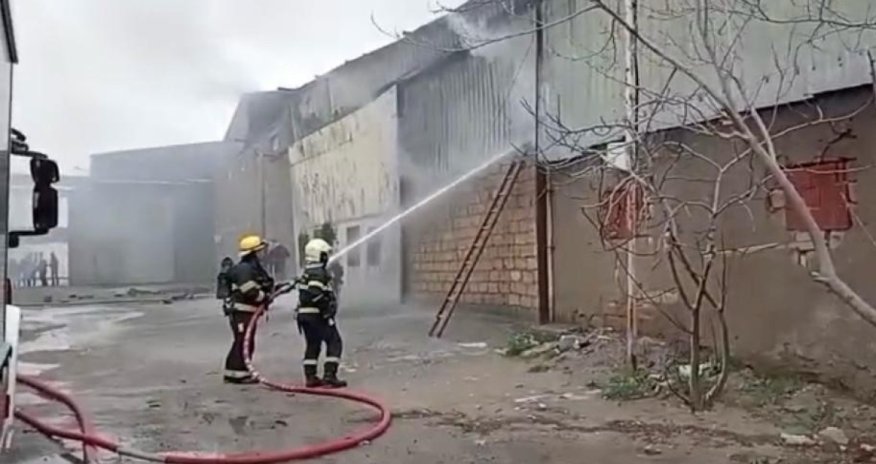 Binəqədi rayonunda anbarda yanğın başlayıb