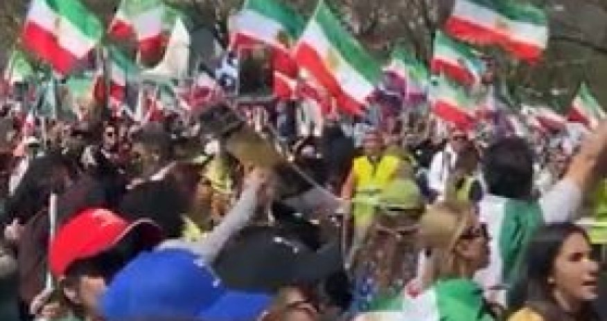 Иранцы митингуют у здания Конгресса США