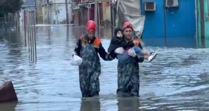 FHN su basmış ərazilərdən 454 nəfəri təxliyə edib - Video