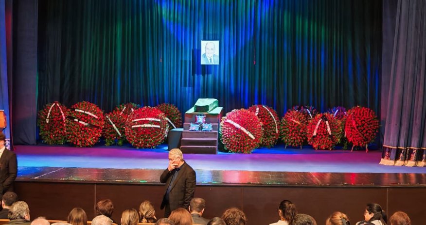 İlham Əliyev və Mehriban Əliyeva Rasim Balayevlə vida mərasiminə əklil göndəriblər - Yenilənib