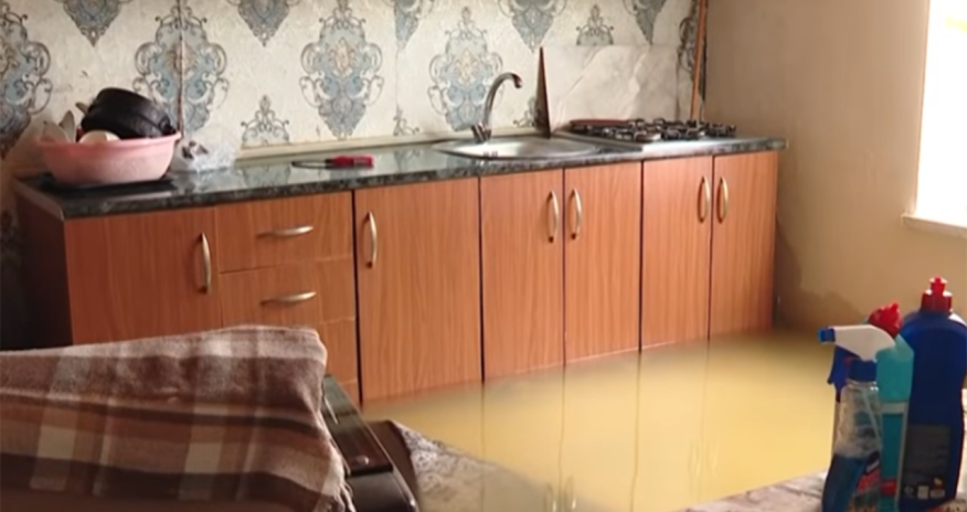 Xırdalanda suyun altında qalan evlərə dəyən ziyanı kim ödəyəcək? - Video