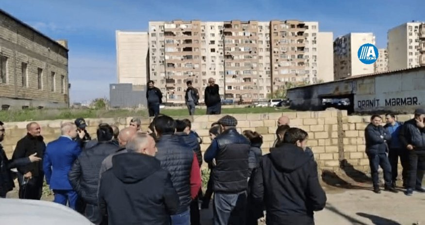 Abşeron Gənclər Şəhəriciyində sakinlər zirzəmilərin su basmasına etiraz edir - Video/Yenilənib