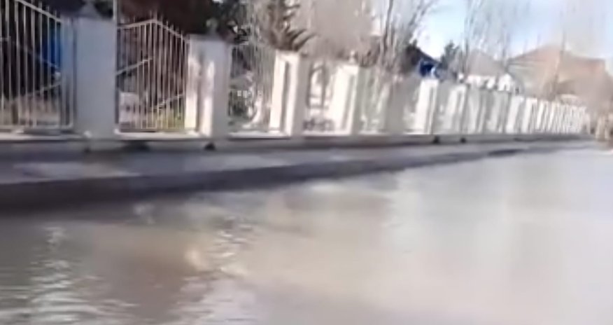 Heavy rains flood area around Baku school, parents call for urgent action
