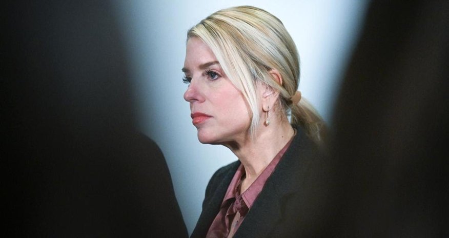 Tramp baş prokuror Pam Bondini vəzifədən azad edib