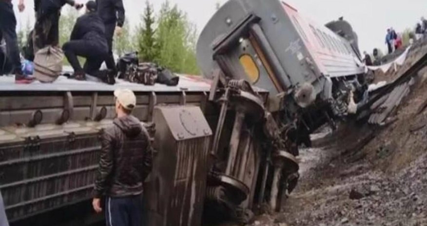 

В России семь вагонов поезда сошли с путей
