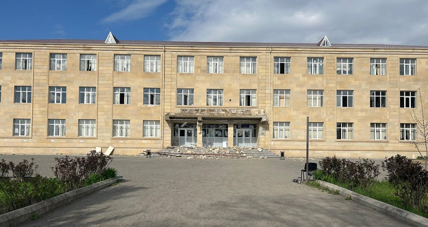 Güclü külək məktəb binasına zərər vurub