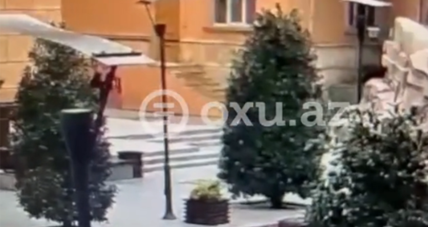 В сети появились кадры вандализма в киноцентре "Низами"