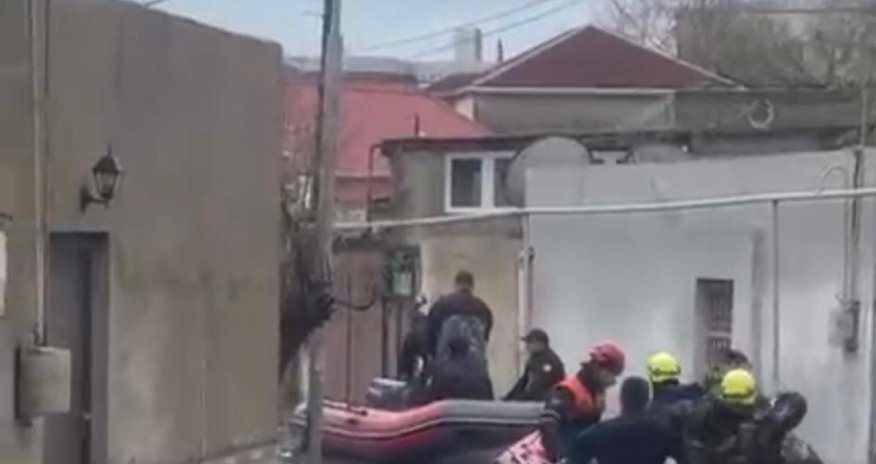 Затопило поселок в Баку: жителей эвакуируют - Oбновлено