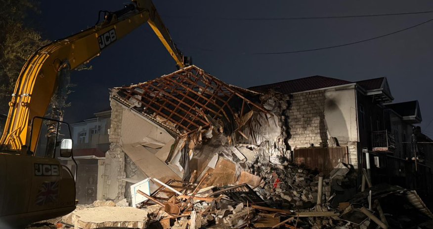 Keşlədə kollektorun üzərində tikilən ev sökülür - Video