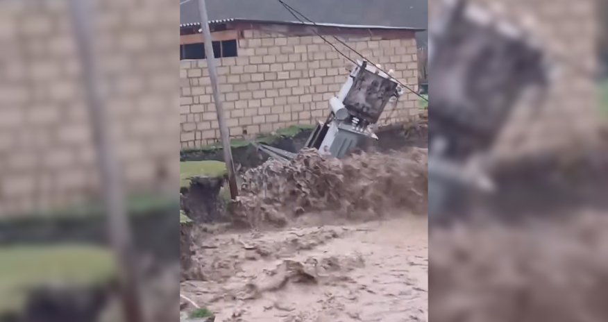 Qusarda sel transformatoru yuyub aparıb - Video