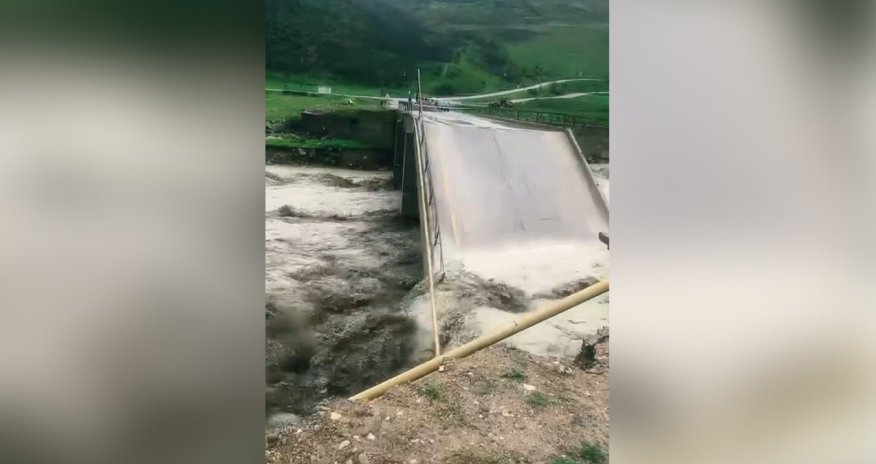 Siyəzəndə körpü uçub, bir neçə yaşayış məntəqəsi ilə əlaqə kəsilib - Video