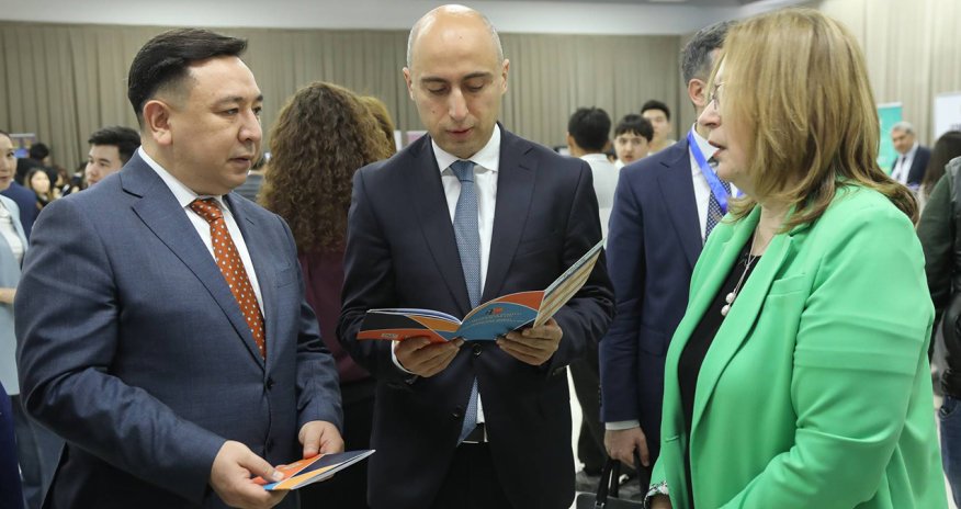 Эмин Амруллаев ознакомился с выставкой Study in Azerbaijan в Казахстане