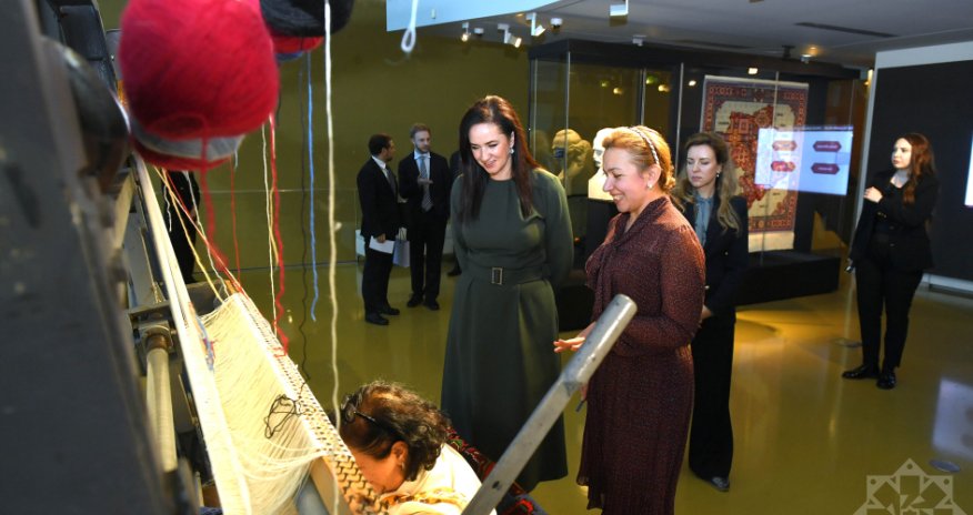 Litvanın Baş naziri Milli Xalça Muzeyini ziyarət edib