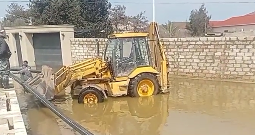 В Баку и на Абшеронском полуострове продолжается откачка дождевых вод