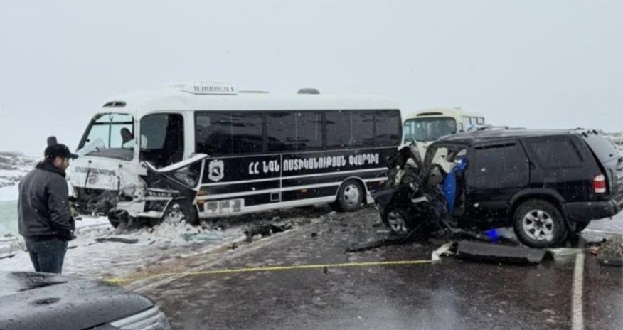 Paşinyanın kortejini müşayiət edən avtobus qəzaya uğrayıb,ölən və yaralananlar var