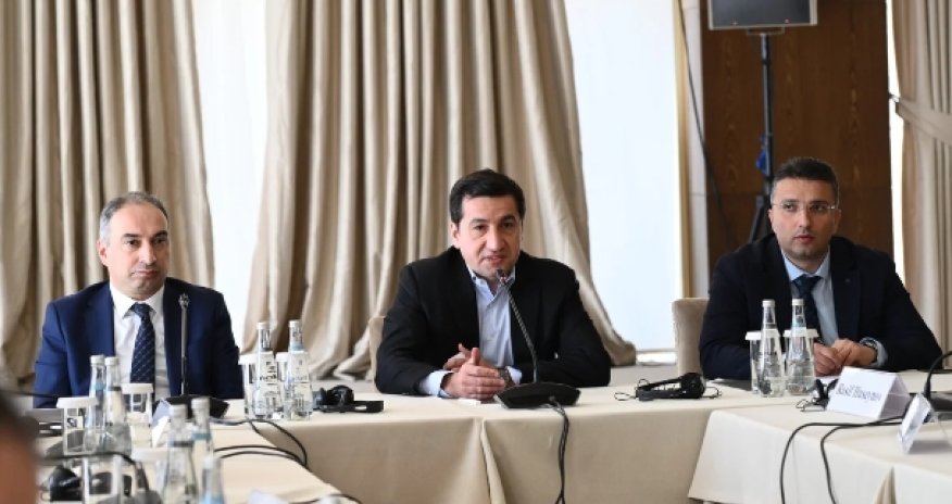 Hikmət Hacıyev Qəbələdə Azərbaycan və Ermənistan vətəndaş cəmiyyətlərinin nümayəndələri ilə görüşüb