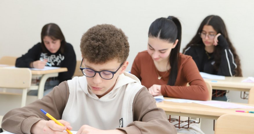 Bu gün 52 mindən çox şagird buraxılış imtahanı verəcək