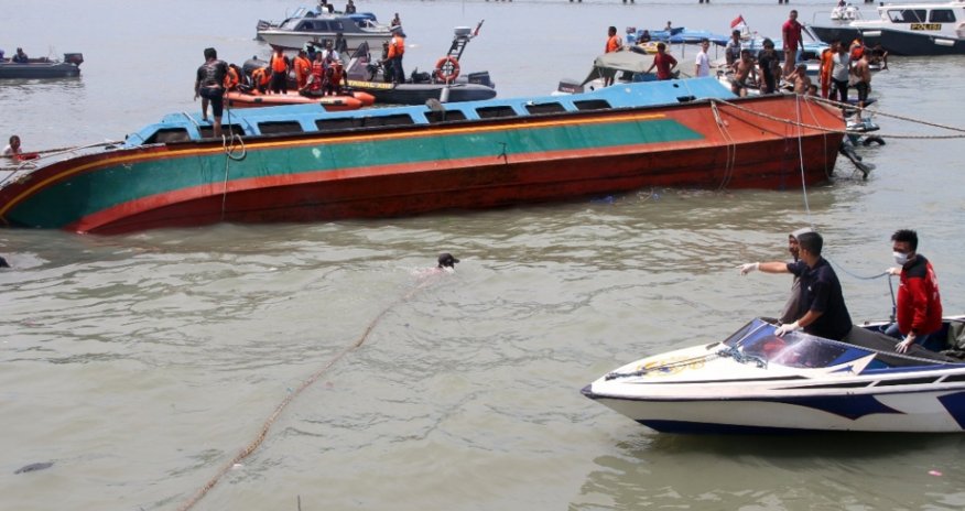 Banqladeşdə gəmi qəzasında 250 nəfər itkin düşüb