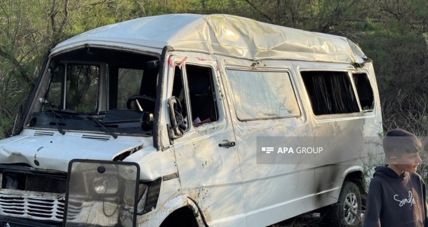 Sabirabadda şagirdləri daşıyan mikroavtobus aşıb