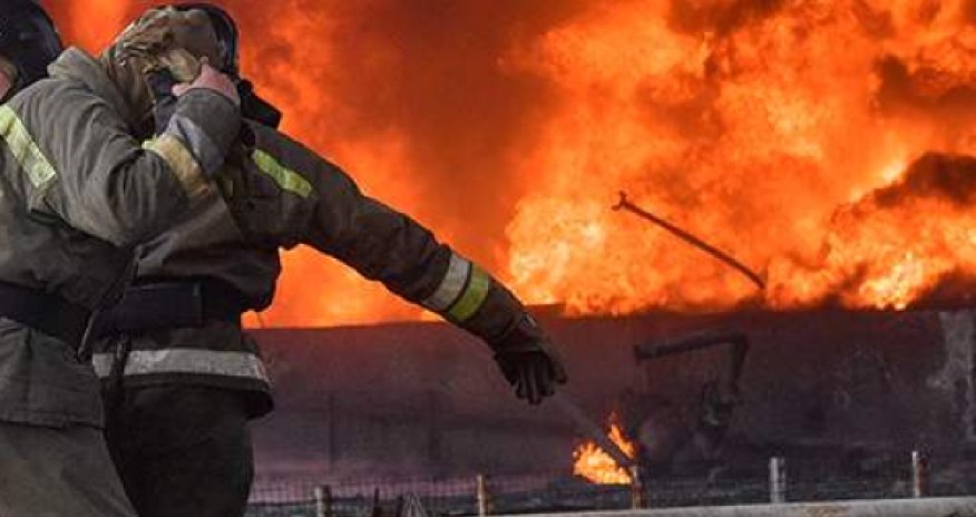 В России горит нефтебаза: тушат сотни пожарных