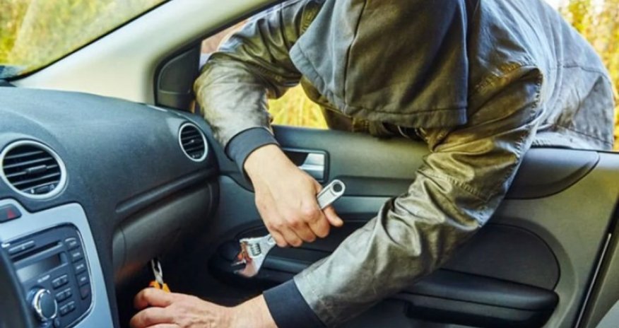 Avtomobildən oğurluq etdi -Saxlanıldı