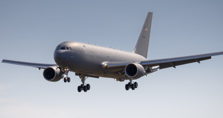 Американский самолет летит к Ормузу