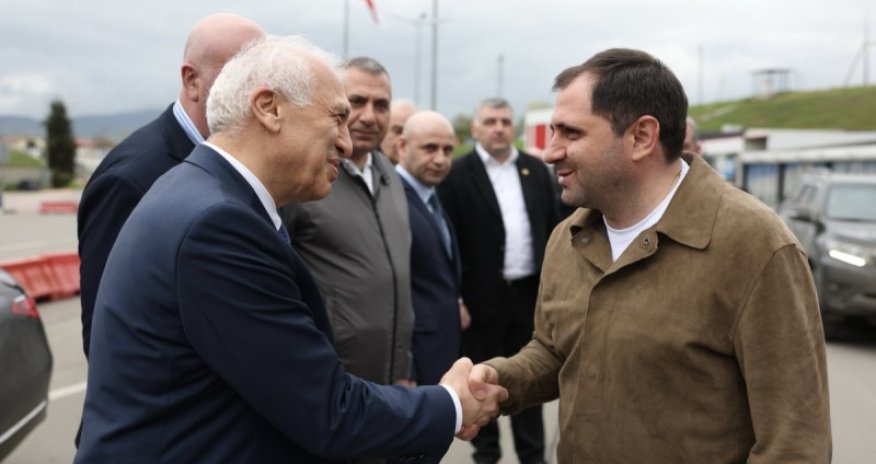 Ermənistanın müdafiə naziri Gürcüstana səfər edib