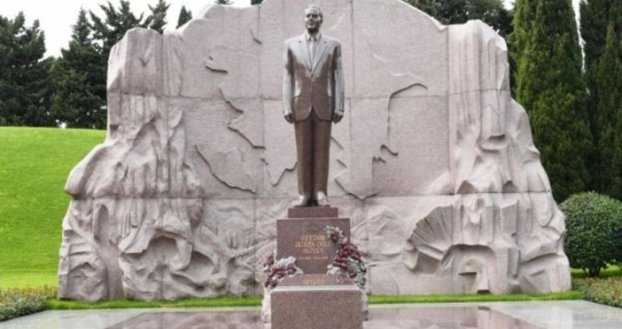 Latvian President pays tribute to National Leader Heydar Aliyev