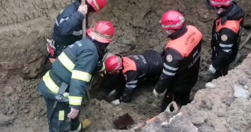 Qaradağda torpaq uçqunu: 1 nəfər ölüb, 1 nəfər xilas edilib/Video