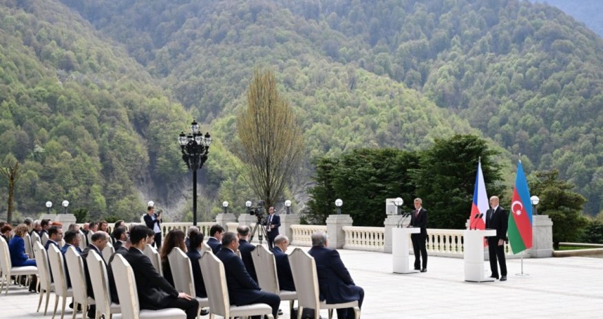 İlham Əliyev və Andrey Babiş mətbuata bəyanatlarla çıxış edirlər