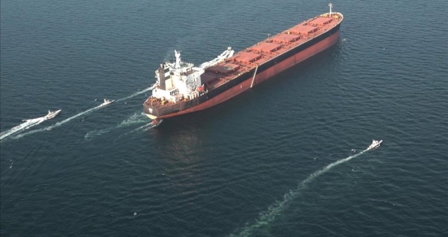 Иран узаконивает контроль над Ормузом. Вице-президент США бьет тревогу - Oбновлено