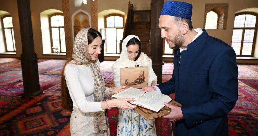 Leyla və Arzu Əliyevalar Şəkidə Xan məscidini ziyarət edib