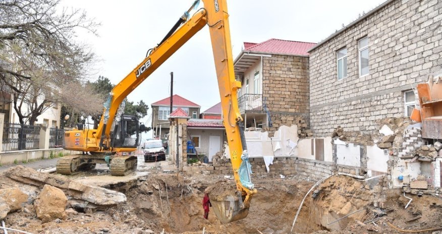 
Keşlədə kollektorun üzərində tikildiyi üçün sökülmüş evin sakinlərinə birdəfəlik maddi yardım ödəniləcək